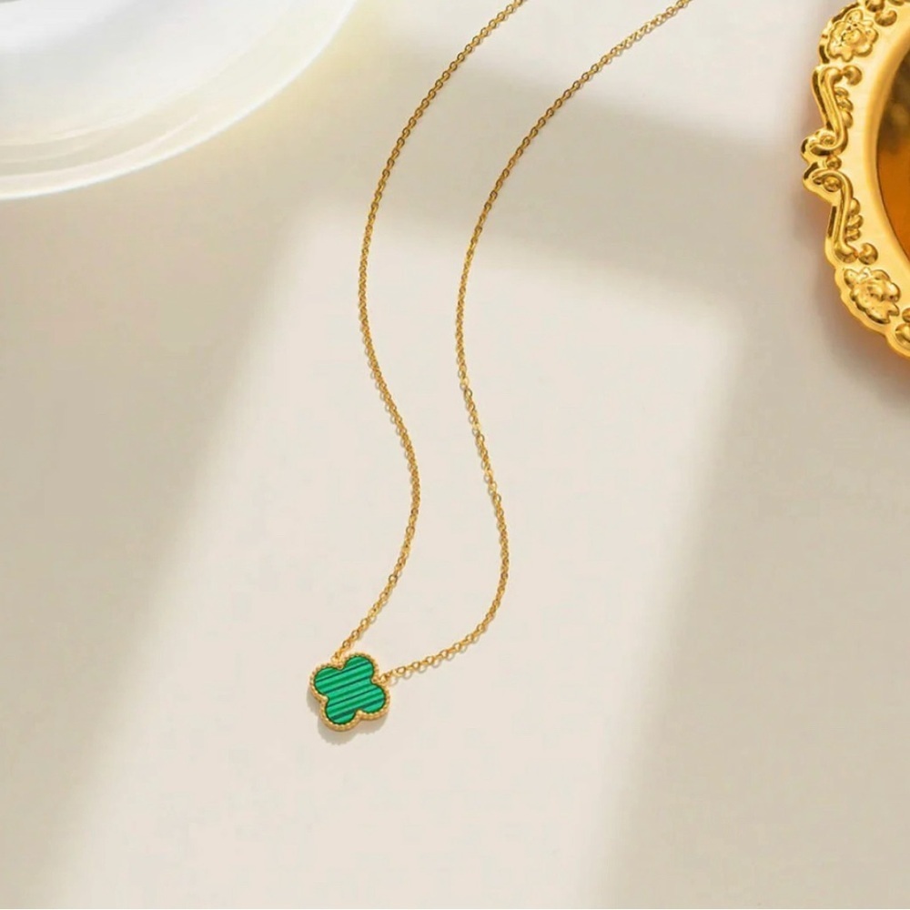 Clover necklace - Picture 2 of 3